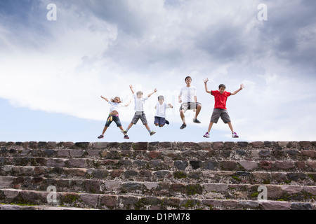 Bambini il salto sulla parte superiore della procedura Foto Stock