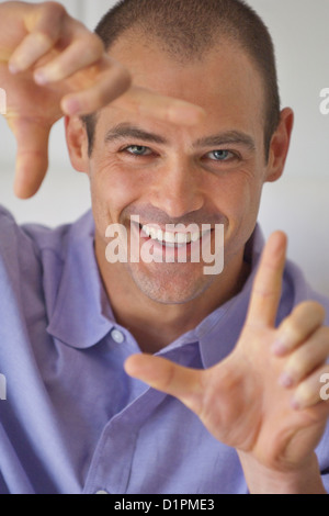 Uomo ispanico compiendo il gesto di framing Foto Stock