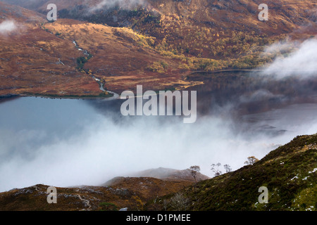 Un Nuvoloso Giorno in autunno a Gleann Bianasdail e Loch Maree nelle Highlands Scozzesi. Foto Stock