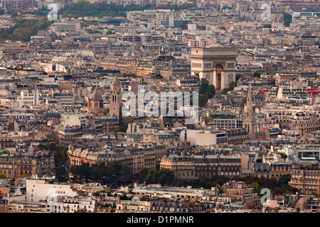 L'Arc de Triomphe in Paris - Vista dalla Tour Montparnasse; l'arco trionfale a Parigi Foto Stock