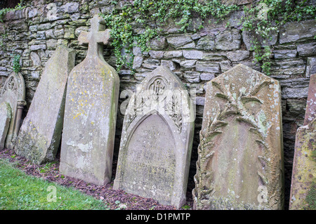 Vecchie pietre grave in tutti i Santi sagrato, Shelsley Beauchamp, Worcestershire, England, Regno Unito Foto Stock