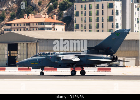 Aerei Tornado ZD749 a RAF aeroporto di Gibilterra. 11 luglio 2012, Gibilterra, Regno Unito. Foto Stock