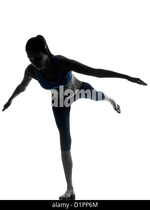 Una donna che esercitano lo yoga in piedi su una gamba in silhouette studio isolato su sfondo bianco Foto Stock