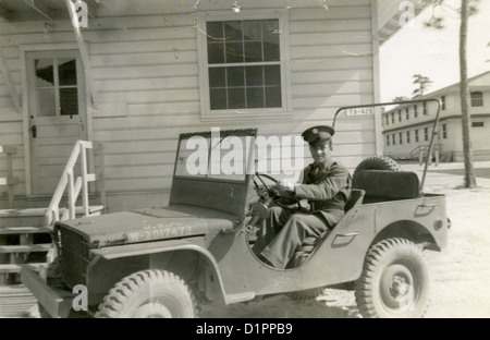 1941 la fotografia del soldato da 47th fanteria in Jeep a Fort Bragg, North Carolina. Foto Stock