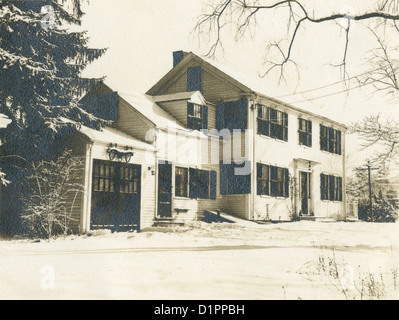 Circa 1910s fotografia, New England in stile coloniale home in inverno, probabilmente Massachusetts, STATI UNITI D'AMERICA. Foto Stock