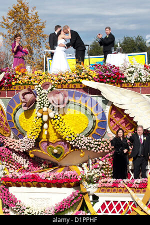 Sposi Nicole Angelillo e Gerald Sapienza, entrambi di Chesapeake, Virginia, kiss a bordo gli agricoltori di assicurazione "l'amore galleggiante," in 124Rose Parade di Pasadena, California, Martedì, 1 gennaio, 2013. Foto Stock