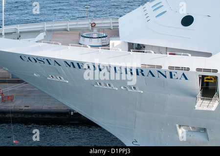 Nave da crociera Costa Mediterranea prua al sole Foto Stock