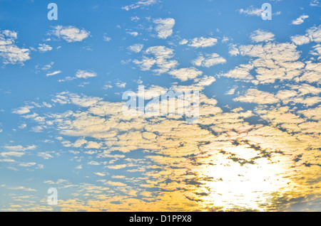 Sole che splende dietro le nuvole Foto Stock