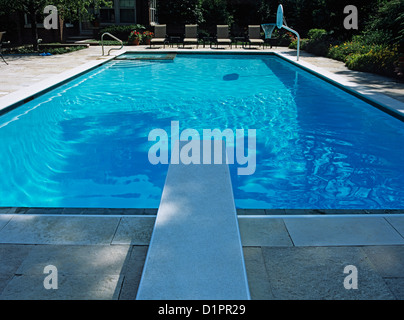 Piscine dritto sulla vista da sopra il trampolino verso le quattro sedie a sdraio Basketball hoop Iowa di calcare Foto Stock