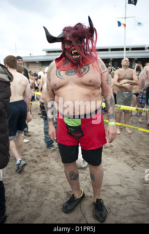 Una stima di 2.000 buontemponi e nuotatori riuniti a Coney Island all'annuale Polar Bear Club il primo giorno del nuovo anno nuotare, 2013. Foto Stock