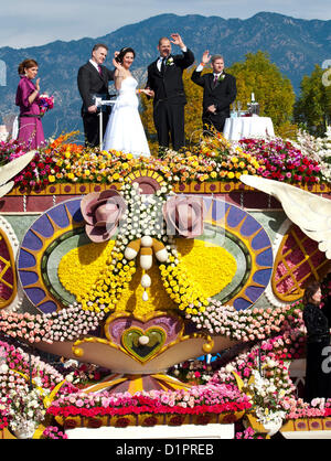 Sposi Nicole Angelillo e Gerald Sapienza, entrambi di Chesapeake, Virginia, kiss a bordo gli agricoltori di assicurazione "l'amore galleggiante," in 124Rose Parade di Pasadena, California, Martedì, 1 gennaio, 2013. Foto Stock