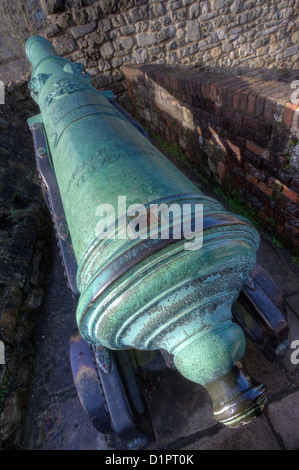 Canon nei giardini del Tudor House Museum, Bugle Street, Southampton, Hampshire, Inghilterra, Regno Unito Foto Stock