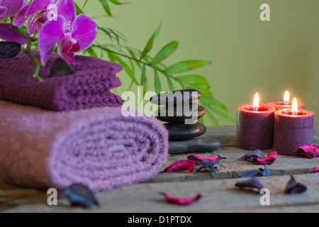 Spa ancora in vita con pietre zen candele aromatiche e orchidee Foto Stock