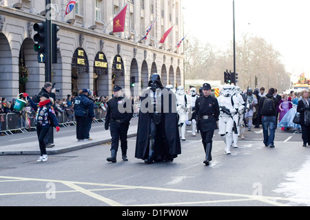 Londra il primo giorno del nuovo anno parata nel 2013 Darth Vader dal film GUERRE STELLARI camminando per le strade di Londra Foto Stock