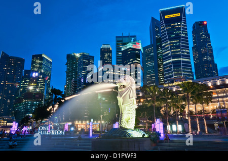 Merlion e il quartiere centrale degli affari di Singapore Foto Stock