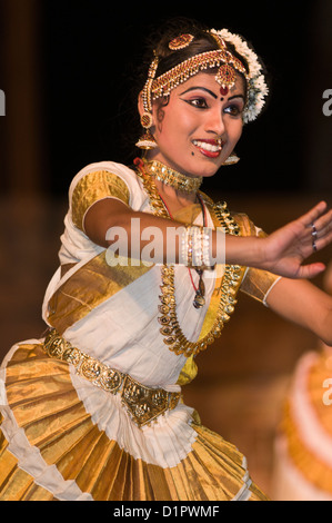 Danza tradizionale al tempio Brihadishwara Thanjavur Tamil Nadu India Foto Stock