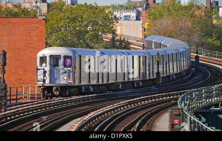 Numero 7 del treno metropolitana sopraelevata avvicinando il Woodside Avenue stazione nel Queens, a New York. Foto Stock