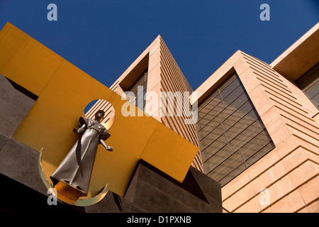 Statua al gate, Cattedrale di Nostra Signora degli Angeli, il centro cittadino di Los Angeles, California, Stati Uniti d'America, STATI UNITI D'AMERICA Foto Stock