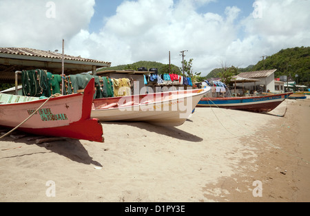 Barche di pescatori sulla spiaggia di Anse La Raye Village, St Lucia, Caraibi, West Indies Foto Stock