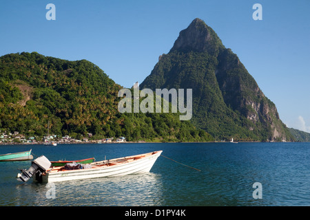 I Pitons, St Lucia con Petit Piton in primo piano, Windwards isole dei Caraibi, West Indies Foto Stock