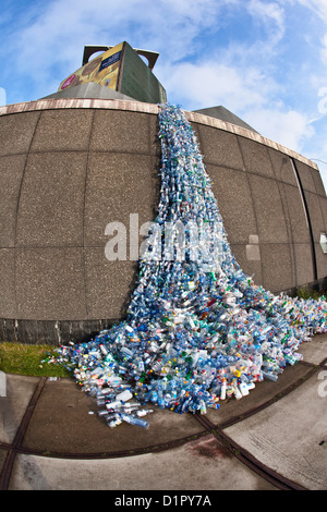 I Paesi Bassi, Amsterdam, edificio chiamato Toren Overhoeks. Artwork chiamato cascata, fatta di plastica usate le bottiglie di bevande. Obiettivo Fisheye. Foto Stock