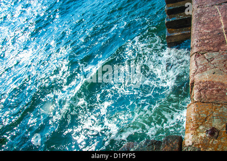 Struttura di frangionde - onde acqua vicino alla diga di pietra Foto Stock