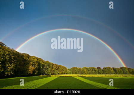 I Paesi Bassi, 's-Graveland. Tenuta rurale chiamato Hilverbeek. Doppio arcobaleno. Foto Stock