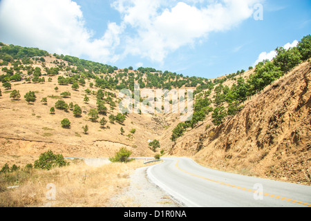 Strada in mountain range a Olympos montagne, Grecia Foto Stock