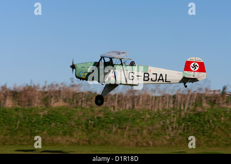 Bucker (CASA) 1-131E SERIE 1000 jungmann G-BJAL in atterraggio a Breighton Airfield Foto Stock