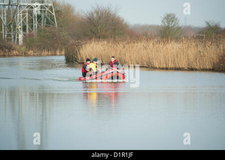 Essex polizia ufficiali di marina controllare il fiume Stort utilizzando un dispositivo sonar sotto la loro barca gonfiabile per una persona mancante. Foto Stock