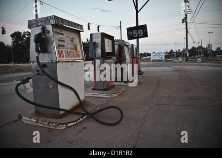 In disuso della pompa benzina su una vecchia stazione di gas e il piazzale antistante, rurale della Louisiana, Stati Uniti d'America Foto Stock