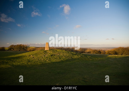 Età del Bronzo round barrow e trig punto sulla South Downs modo vicino a Eastbourne, East Sussex, Regno Unito Foto Stock