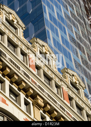 Architettura di contrasto in Times Square NYC Foto Stock