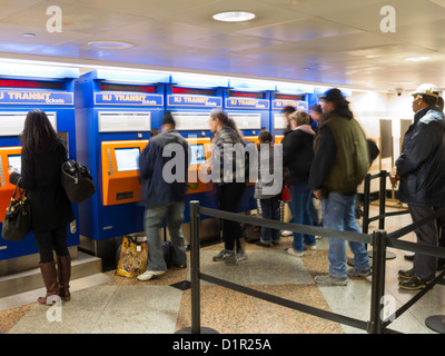 I viaggiatori Acquisto di New Jersey Transit i biglietti del treno a Self Service Distributore, Penn Station, NYC Foto Stock