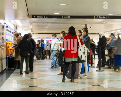 I viaggiatori Acquisto di New Jersey Transit i biglietti del treno a Self Service Distributore, Penn Station, NYC Foto Stock