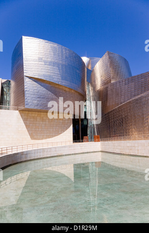 Vista laterale del museo Guggenheim a Bilbao Foto Stock