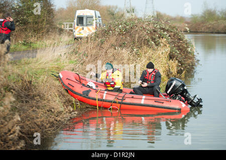 Essex polizia ufficiali di marina controllare il fiume Stort utilizzando un dispositivo sonar sotto la loro barca gonfiabile per una persona mancante. Foto Stock