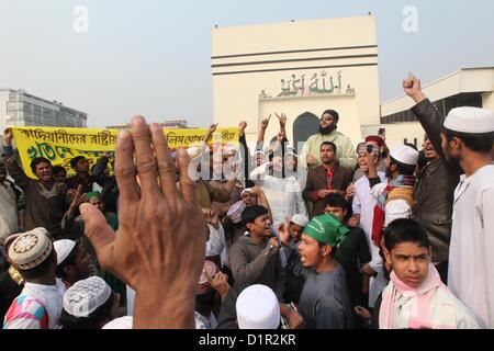 Gen 3, 2013 - Dhaka, Bangladesh - 03 Gen, 2013 Dhaka.Bangladesh- Un'organizzazione islamica denominata Tahrik e Khatem Nabyyat Bangladesh stati gridare slogan all'interno del Baitul Mukarram Moschea Nazionale dopo la polizia gas spruzzato in esse non consentono di effettuare una processione sulla strada a Paltan a Dhaka il 03 gennaio. L'organizzazione esigenti e premere per il governo ha dichiarato la comunità di Musulmani Ahmadiyya è musulmano non Â© Monirul Alam (credito Immagine: © Monirul Alam/ZUMAPRESS.com) Foto Stock