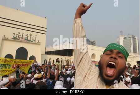 Gen 3, 2013 - Dhaka, Bangladesh - 03 Gen, 2013 Dhaka.Bangladesh- Un'organizzazione islamica denominata Tahrik e Khatem Nabyyat Bangladesh stati gridare slogan all'interno del Baitul Mukarram Moschea Nazionale dopo la polizia gas spruzzato in esse non consentono di effettuare una processione sulla strada a Paltan a Dhaka il 03 gennaio. L'organizzazione esigenti e premere per il governo ha dichiarato la comunità di Musulmani Ahmadiyya è musulmano non Â© Monirul Alam (credito Immagine: © Monirul Alam/ZUMAPRESS.com) Foto Stock