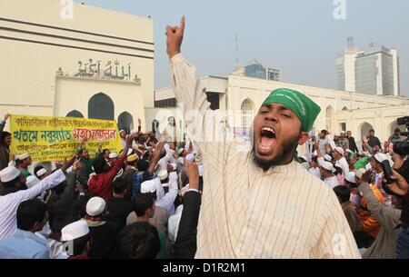 Gen 3, 2013 - Dhaka, Bangladesh - 03 Gen, 2013 Dhaka.Bangladesh- Un'organizzazione islamica denominata Tahrik e Khatem Nabyyat Bangladesh stati gridare slogan all'interno del Baitul Mukarram Moschea Nazionale dopo la polizia gas spruzzato in esse non consentono di effettuare una processione sulla strada a Paltan a Dhaka il 03 gennaio. L'organizzazione esigenti e premere per il governo ha dichiarato la comunità di Musulmani Ahmadiyya è musulmano non Â© Monirul Alam (credito Immagine: © Monirul Alam/ZUMAPRESS.com) Foto Stock