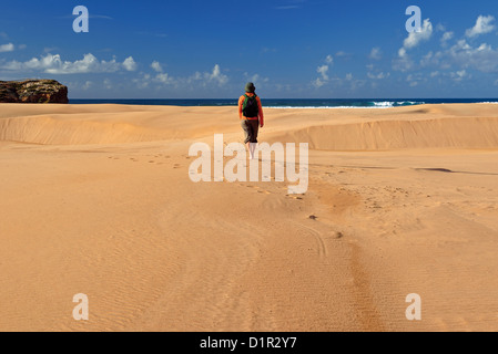 Il Portogallo, Algarve: Donna camminando sulle dune presso la spiaggia Praia da Bordeira Foto Stock