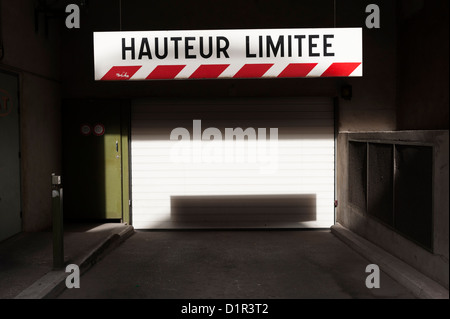 Parigi, Francia: limite di altezza segno di avvertimento in francese all'entrata di un parcheggio auto sotterraneo Foto Stock