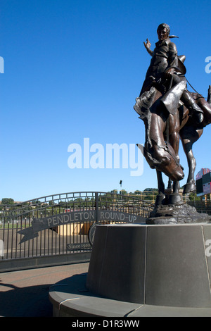 Strappi in bronzo statua equestre al Centennial Plaza in Pendleton, Oregon, Stati Uniti d'America. Foto Stock