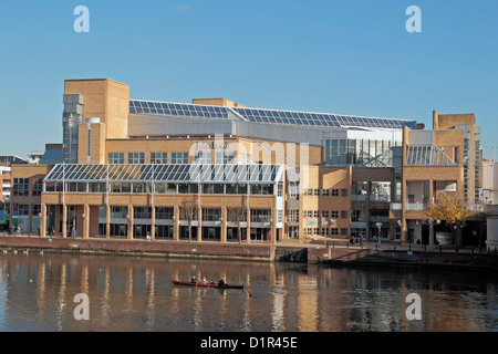 Il 'John Lewis Store' visto da Kingston Bridge accanto al fiume Tamigi, Kingston Upon Thames, London, Regno Unito. Foto Stock