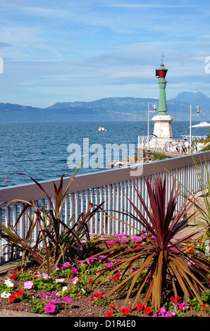 Piccolo giardino e il faro a Evian-les-Bains sulle rive del lago Lemano a est della Francia, comune in Alta Savoia de Foto Stock