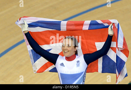 Victoria Pendleton (GBR, Gran Bretagna) con la bandiera europea. Ciclismo su pista Foto Stock