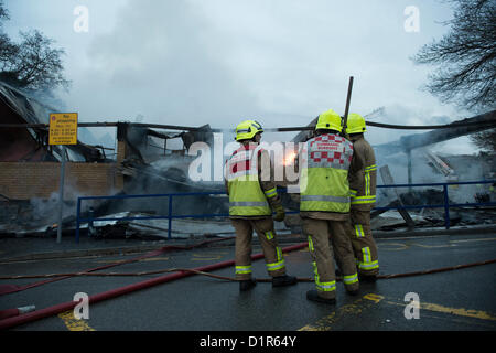 Laindon, Basildon, Essex. Quattro negozi sono stati rasi al suolo dopo un incendio appiccato in un cinese take-away in parata noto come il Triangolo negozi. Si ritiene che l incendio è scoppiato in un aeratore e diffondersi a tutta la sfilata di distruggere altre tre imprese. Gli altri negozi erano un parrucchiere, un ufficio postale e un negozio di generi alimentari. Non è noto per aver causato danni. Fire ufficiali discutere l'incidente. Foto Stock