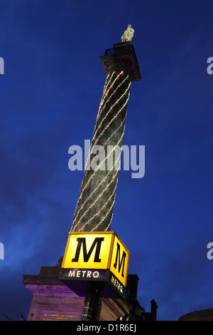 Monumento e segno della metropolitana Gray's luci di Natale Newcastle upon Tyne, Inghilterra, Regno Unito Foto Stock