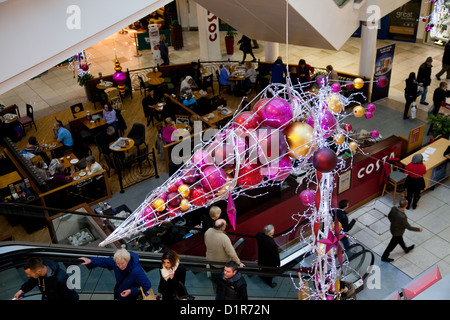 Decorazioni natalizie e festive passamaneria, negozi e xmas shoppers presso San Georges Shopping Center & mall, 92 Fishergate a piedi, Preston, Lancashire, Regno Unito Foto Stock