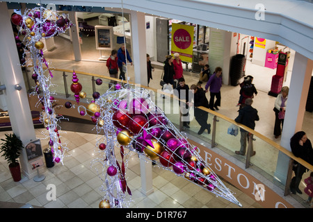 Decorazioni natalizie e festive passamaneria, negozi e xmas shoppers presso San Georges Shopping Center & mall, 92 Fishergate a piedi, Preston, Lancashire, Regno Unito Foto Stock